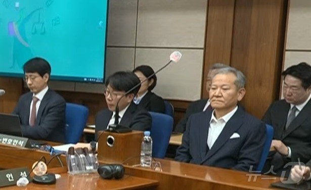 (서울=뉴스1) = 이상민 전 행정안전부 장관이 12일 서울중앙지방법원에서 열린 내란 중요임무 종사 등 혐의 1심 선고 공판에 출석해 선고를 받고 있다. (서울중앙지법 제공. 재판 …