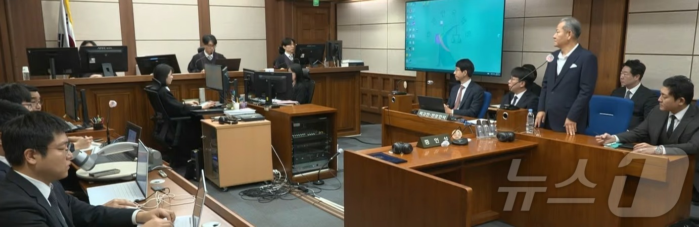 (서울=뉴스1) = 이상민 전 행정안전부 장관이 12일 서울중앙지방법원에서 내란 중요임무 종사 등 혐의 1심 선고 공판에 출석하고 있다. (서울중앙지법 제공. 재판매 및 DB 금지 …