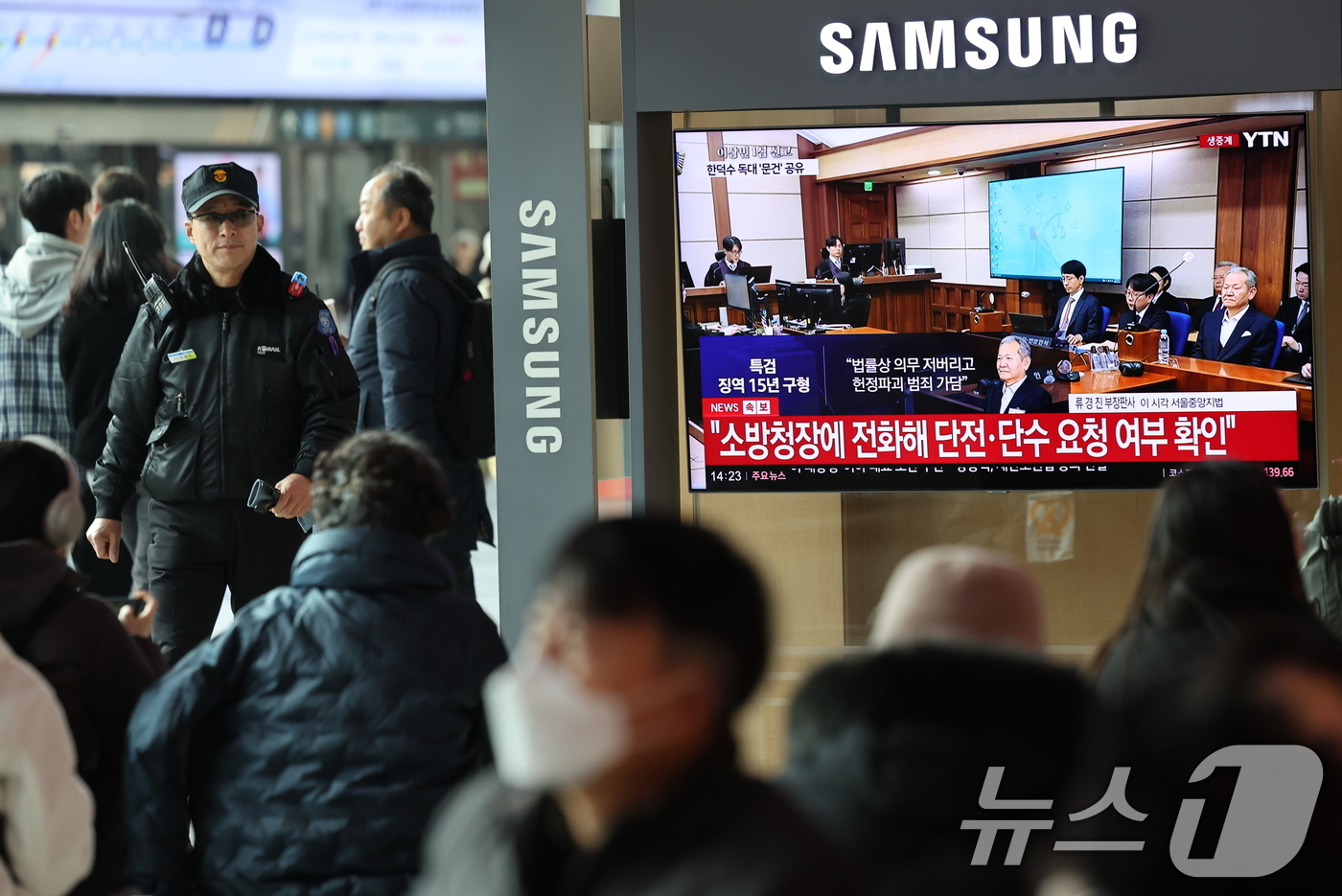 (서울=뉴스1) 안은나 기자 = 12·3 비상계엄 당시 언론사 단전·단수를 지시한 혐의를 받는 이상민 전 행정안전부 장관의 1심 선고일인 12일 서울역 대합실에 선고 생중계가 나오 …