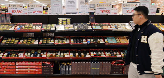 설날 앞두고 진열된 다양한 선물세트