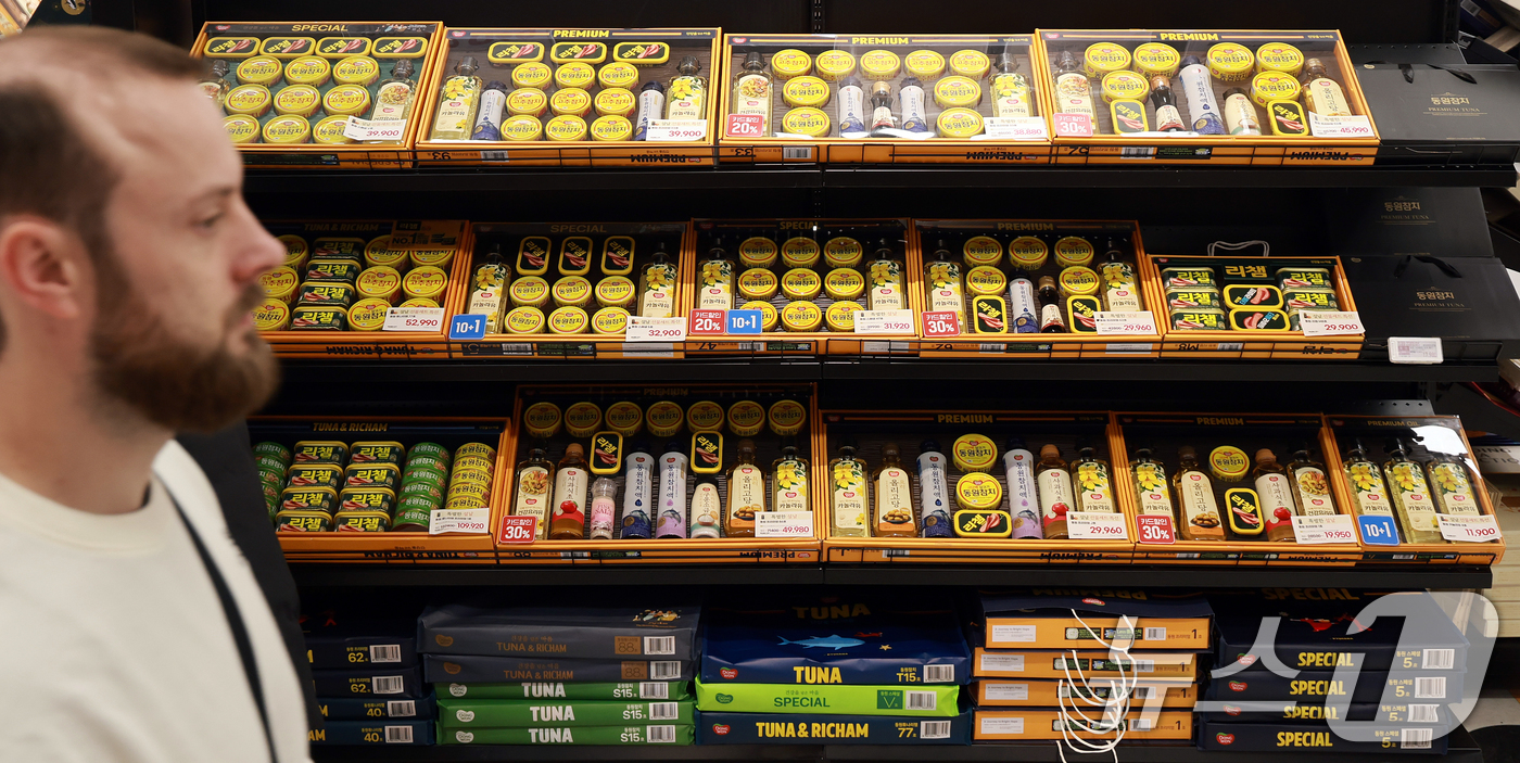 (서울=뉴스1) 이호윤 기자 = 설 명절을 닷새 앞둔 12일 서울시내 한 마트에 설날 선물세트가 진열돼 있다. 2026.2.12/뉴스1