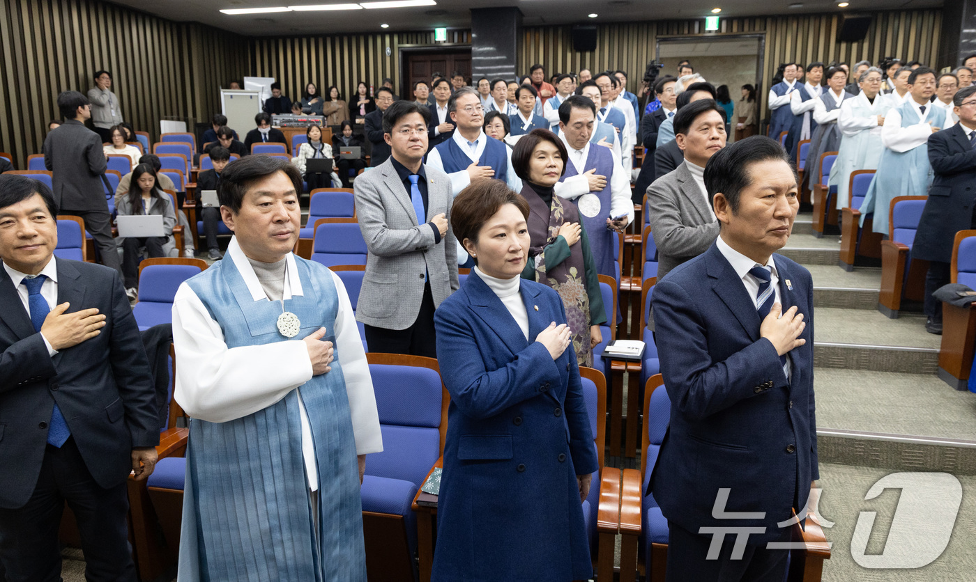 (서울=뉴스1) 이승배 기자 = 12일 서울 여의도 국회에서 열린 더불어민주당 의원총회에서 정청래 대표를 비롯한 의원들이 국민의례하고 있다. 2026.2.12/뉴스1