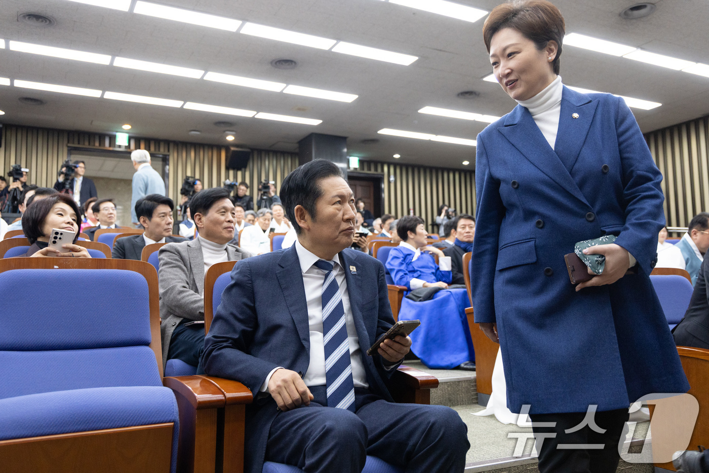 (서울=뉴스1) 이승배 기자 = 12일 서울 여의도 국회에서 열린 더불어민주당 의원총회에서 이언주 최고위원이 자리로 향하고 있다. 2026.2.12/뉴스1