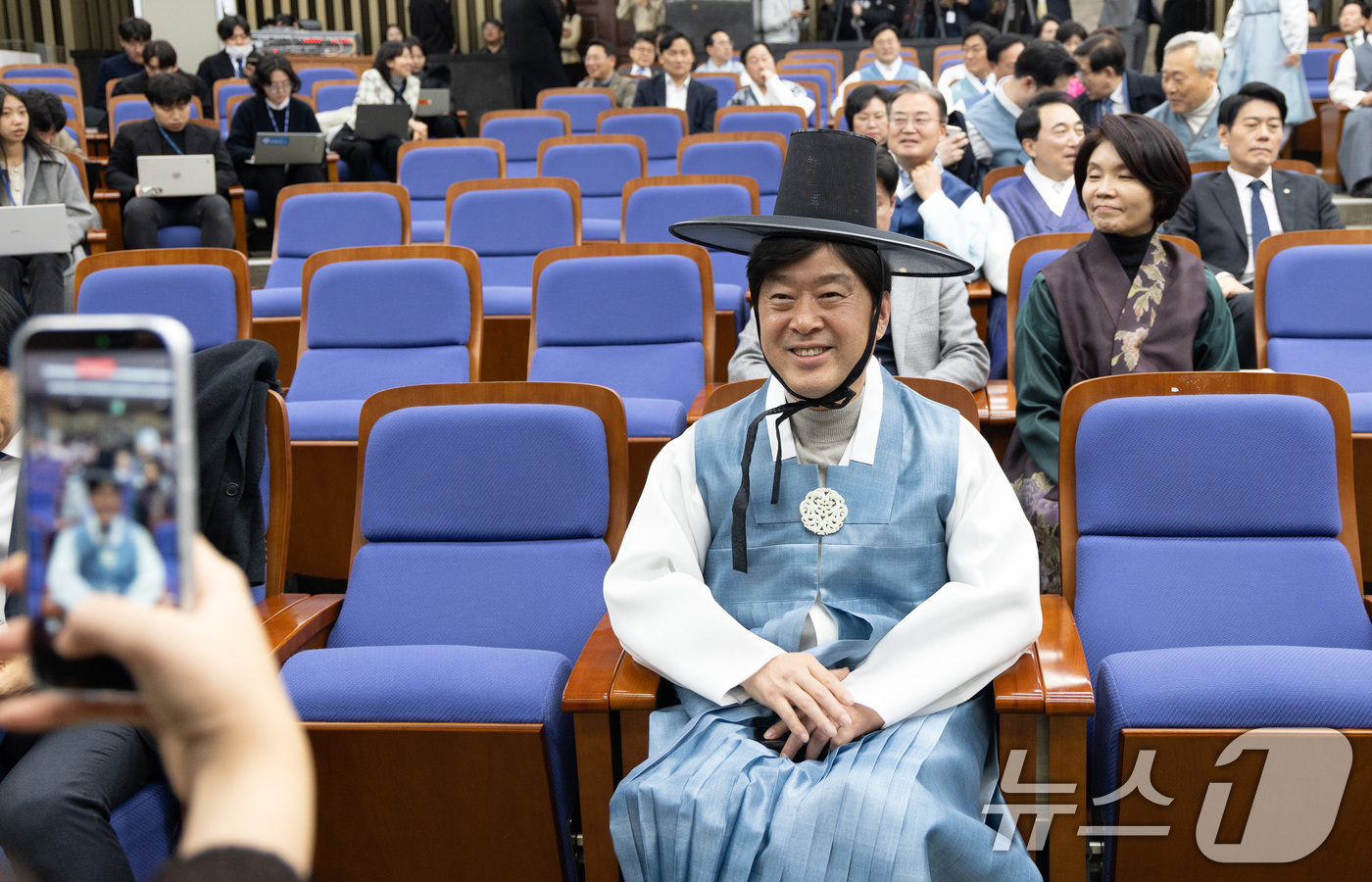 (서울=뉴스1) 이승배 기자 = 12일 서울 여의도 국회에서 열린 더불어민주당 의원총회에서 황명선 최고위원이 한복을 입고 사진을 찍고 있다. 2026.2.12/뉴스1
