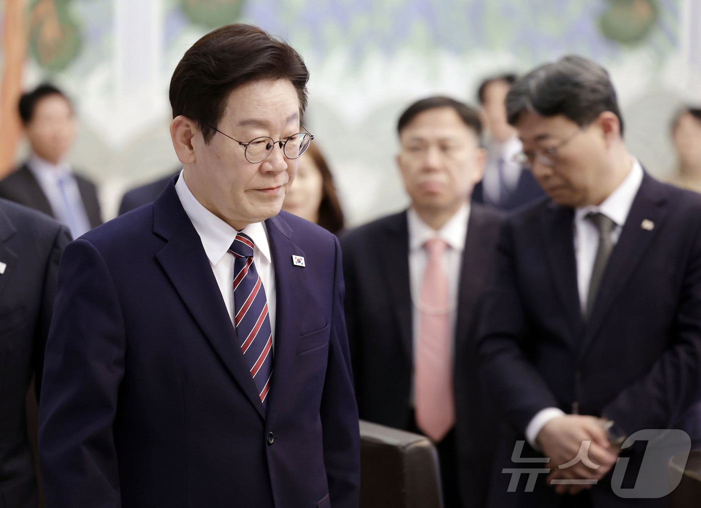 (서울=뉴스1) 허경 기자 = 이재명 대통령이 12일 청와대에서 열린 수석보좌관회의에 입장하고 있다. 2026.2.12/뉴스1