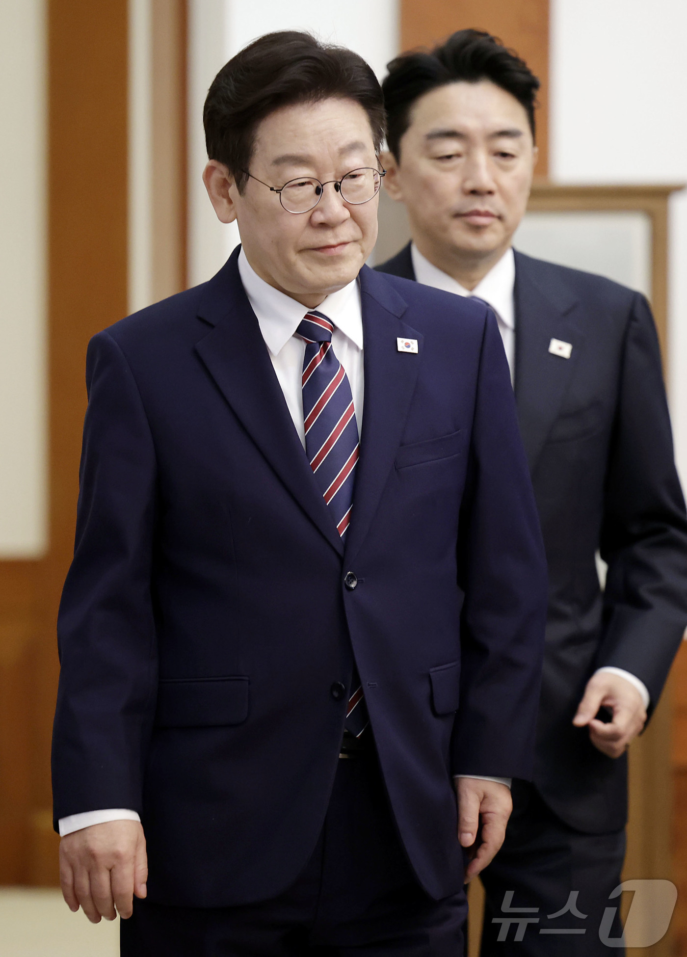 (서울=뉴스1) 허경 기자 = 이재명 대통령이 12일 청와대에서 열린 수석보좌관회의에 입장하고 있다. 2026.2.12/뉴스1