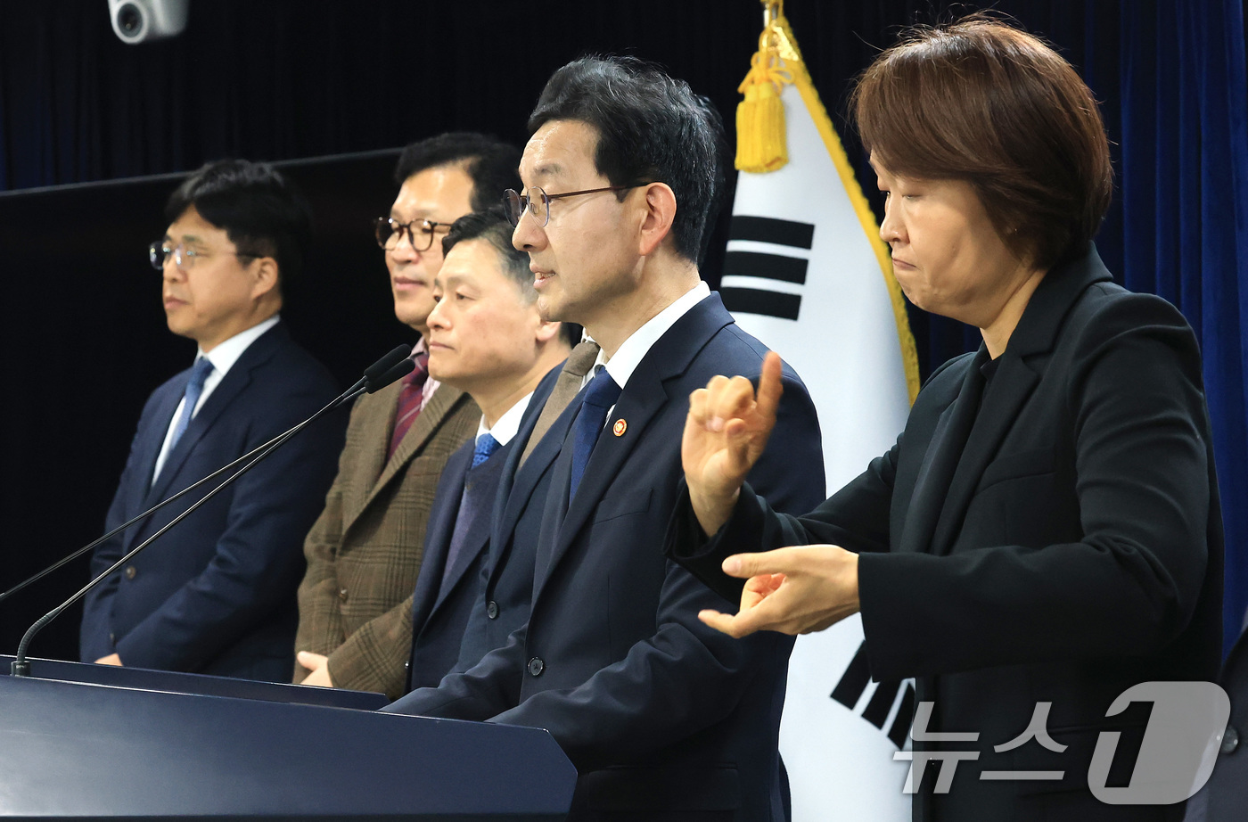 (서울=뉴스1) 임세영 기자 = 윤창렬 국무조정실장이 12일 서울 종로구 정부서울청사에서 헌법존중 정부혁신 TF 조사결과 발표를 하고 있다. 2026.2.12/뉴스1