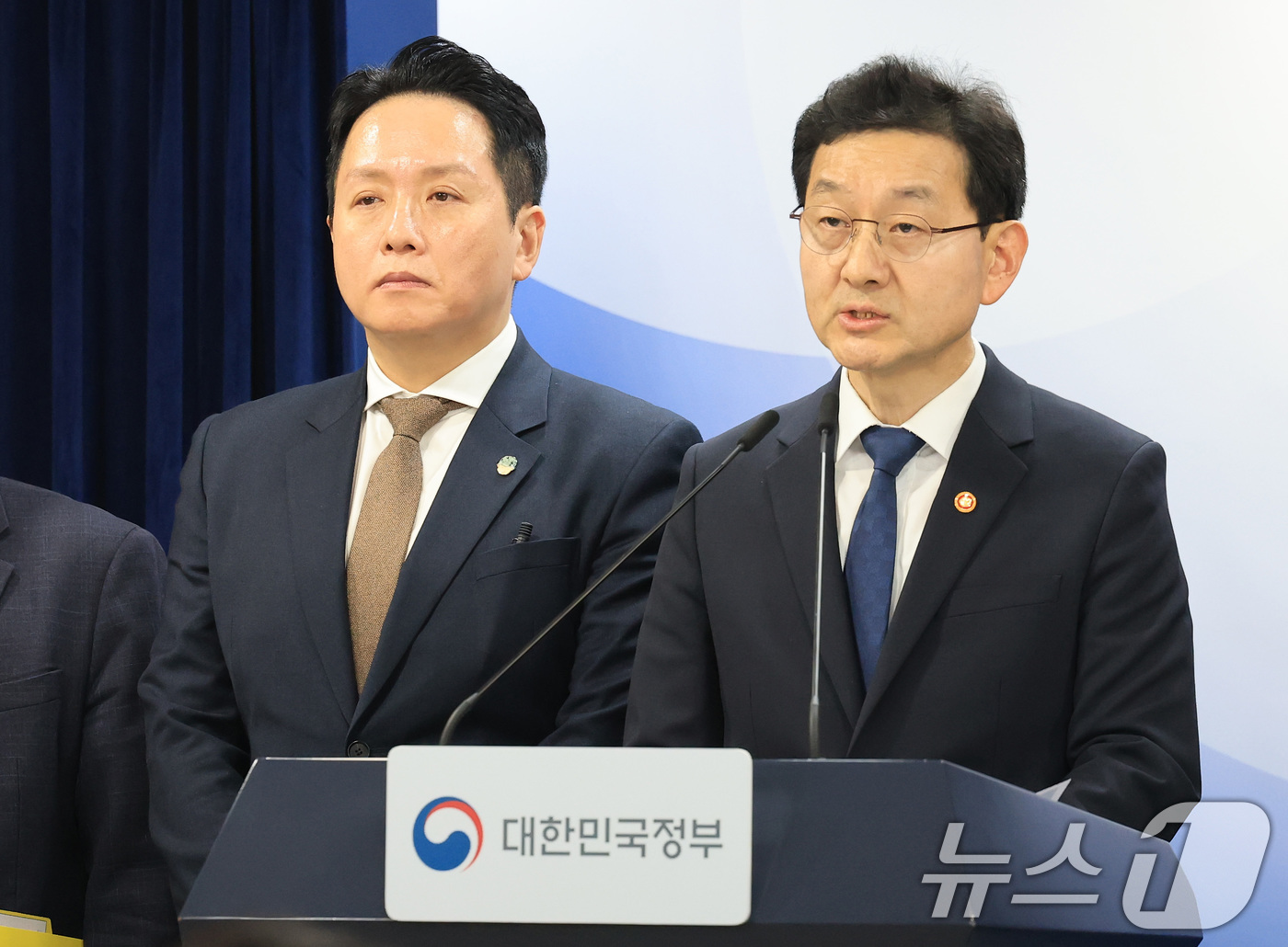 (서울=뉴스1) 임세영 기자 = 윤창렬 국무조정실장이 12일 서울 종로구 정부서울청사에서 헌법존중 정부혁신 TF 조사결과 발표를 하고 있다. 2026.2.12/뉴스1