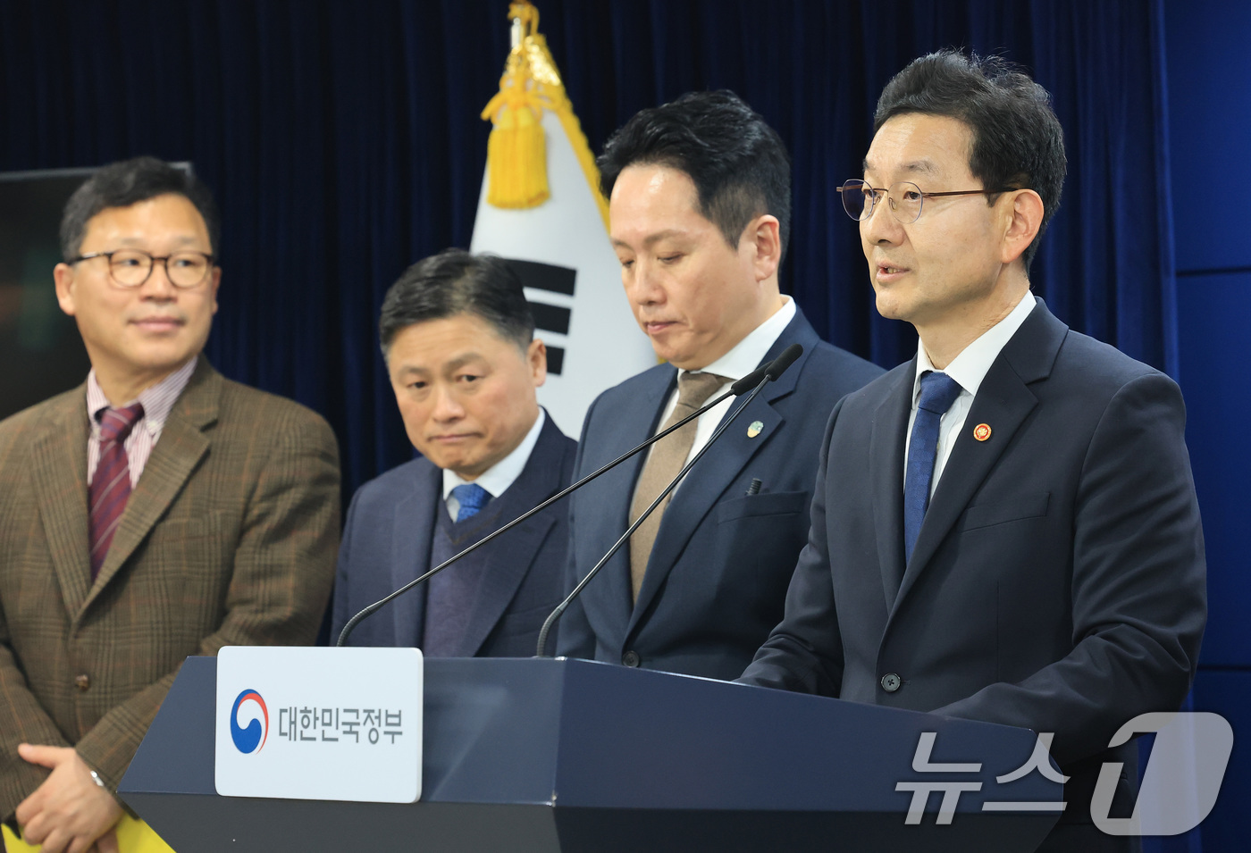 (서울=뉴스1) 임세영 기자 = 윤창렬 국무조정실장이 12일 서울 종로구 정부서울청사에서 헌법존중 정부혁신 TF 조사결과 발표를 하고 있다. 2026.2.12/뉴스1