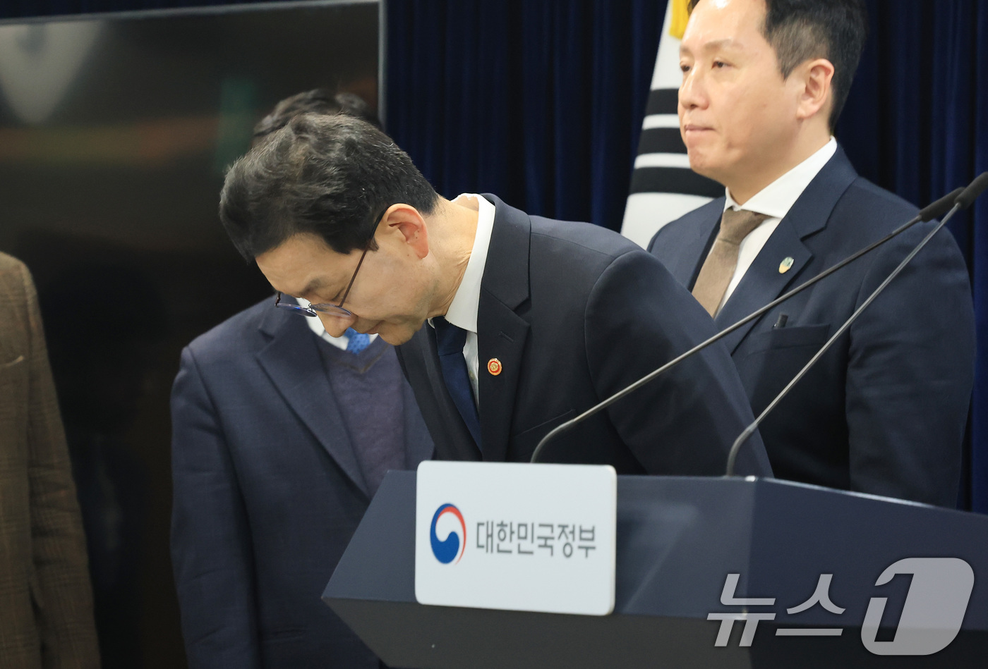 (서울=뉴스1) 임세영 기자 = 윤창렬 국무조정실장이 12일 서울 종로구 정부서울청사에서 헌법존중 정부혁신 TF 조사결과 발표에 앞서 고개 숙여 인사하고 있다. 2026.2.12/ …