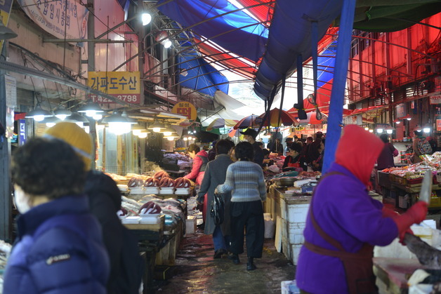 "문어 큰 놈으로"…설 닷새 앞둔 대구 칠성시장 오랜만에 활기