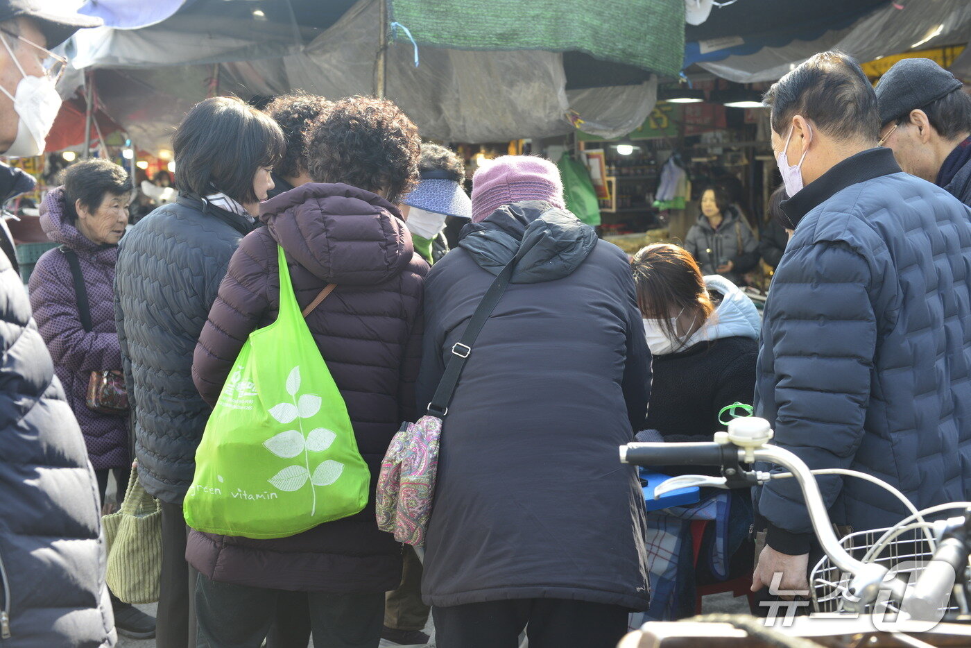 본문 이미지 - 12일 오후 대구 북구 칠성종합시장에서 열린 온누리상품권 환급 행사에 참여한 시민들이 상품권 교환을 위해 모여 있다.2026.2.12 ⓒ 뉴스1 이성덕 기자