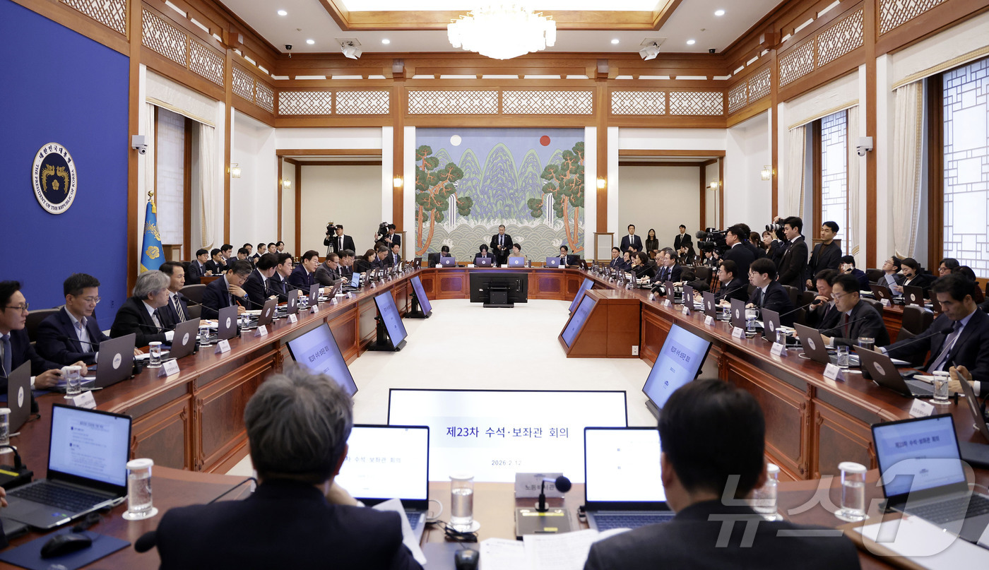 (서울=뉴스1) 허경 기자 = 이재명 대통령이 12일 청와대에서 열린 수석보좌관회의에서 발언하고 있다. 2026.2.12/뉴스1