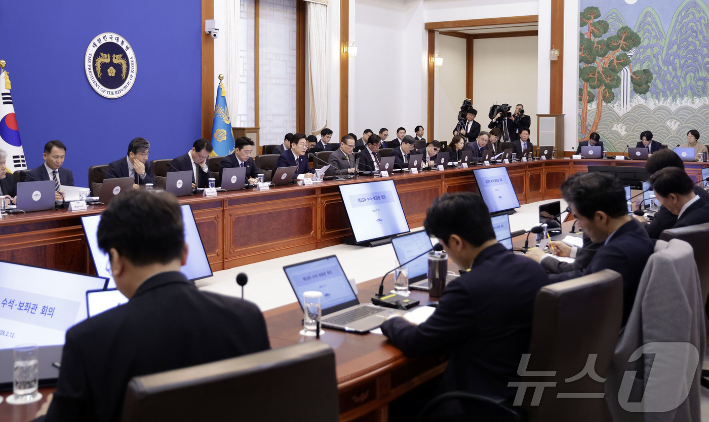 (서울=뉴스1) 허경 기자 = 이재명 대통령이 12일 청와대에서 열린 수석보좌관회의에서 발언하고 있다. 2026.2.12/뉴스1