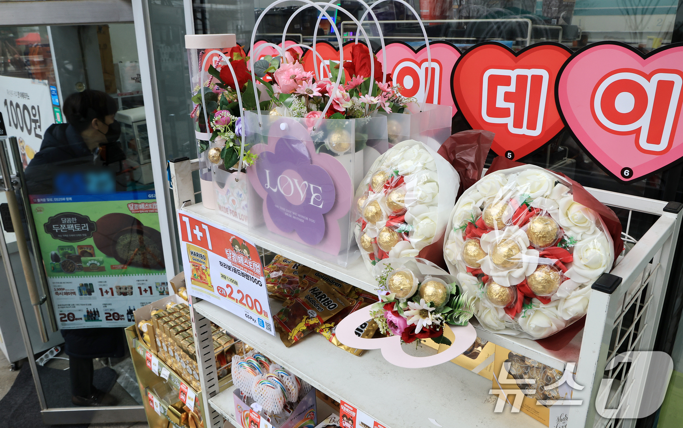 (서울=뉴스1) 이호윤 기자 = 발렌타인데이를 이틀 앞둔 12일 서울에 한 편의점 앞에 초콜릿 상품들이 진열돼 있다. 2026.2.12/뉴스1