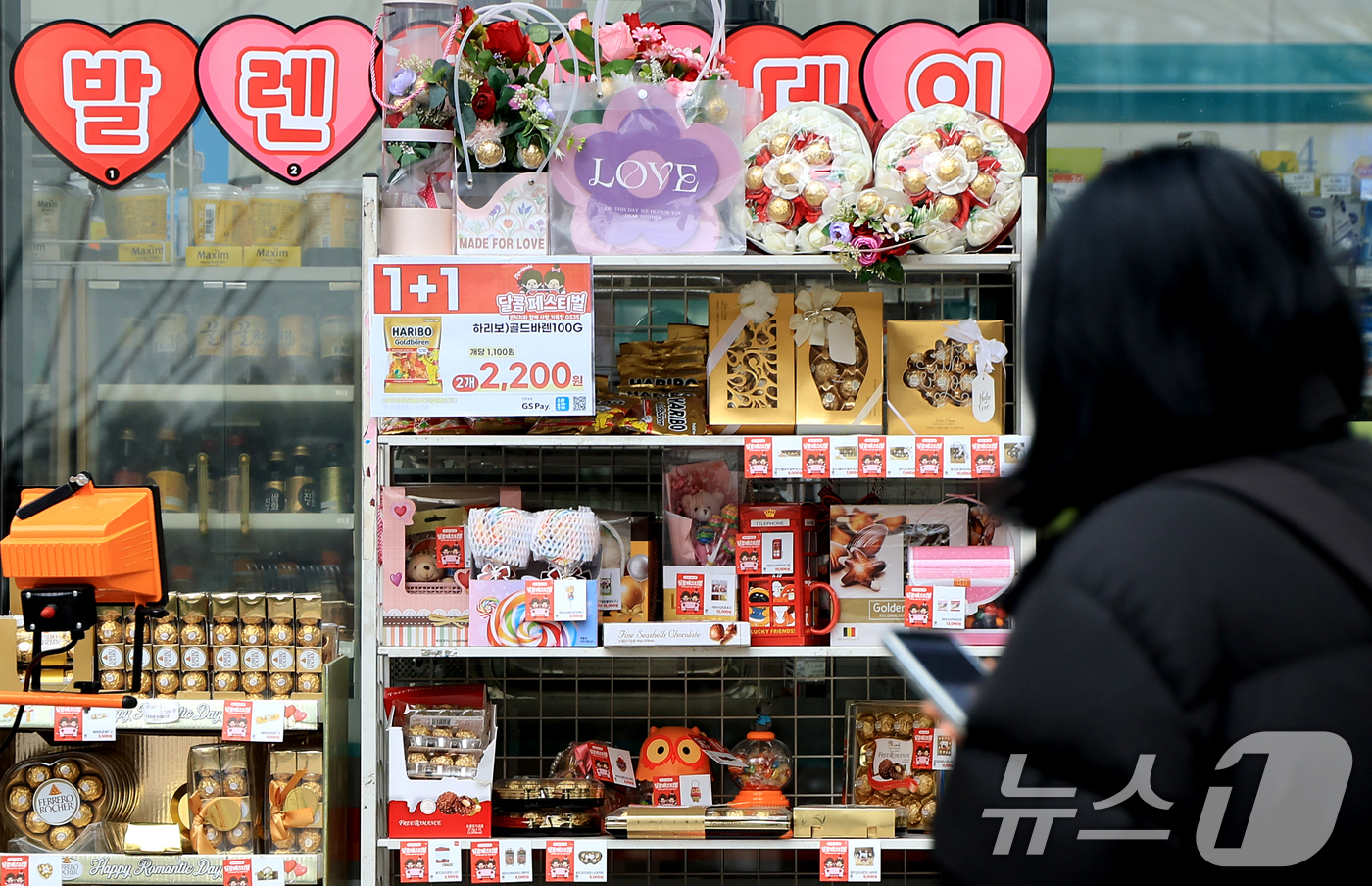 (서울=뉴스1) 이호윤 기자 = 발렌타인데이를 이틀 앞둔 12일 서울에 한 편의점 앞에 초콜릿 상품들이 진열돼 있다. 2026.2.12/뉴스1