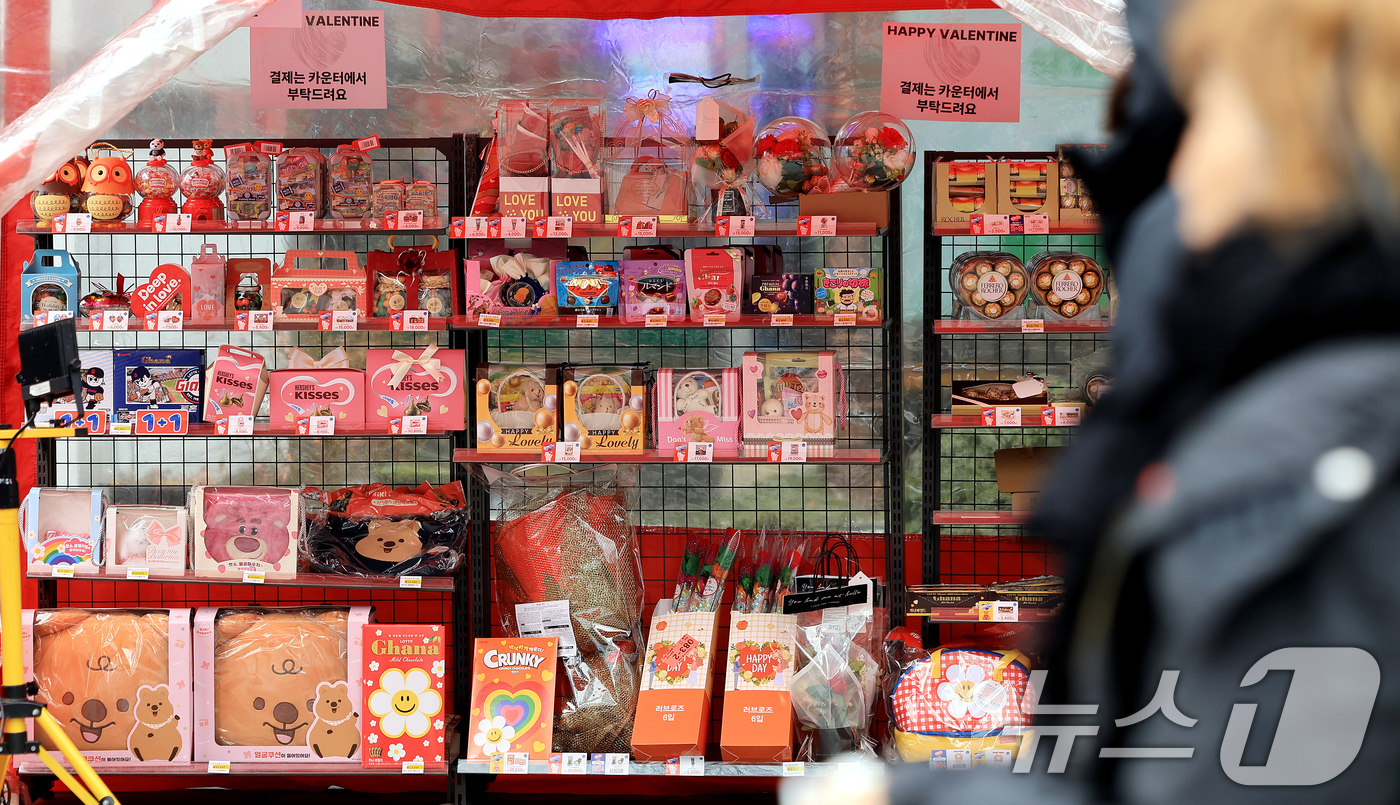 (서울=뉴스1) 이호윤 기자 = 발렌타인데이를 이틀 앞둔 12일 서울에 한 편의점 앞에 초콜릿 상품들이 진열돼 있다. 2026.2.12/뉴스1