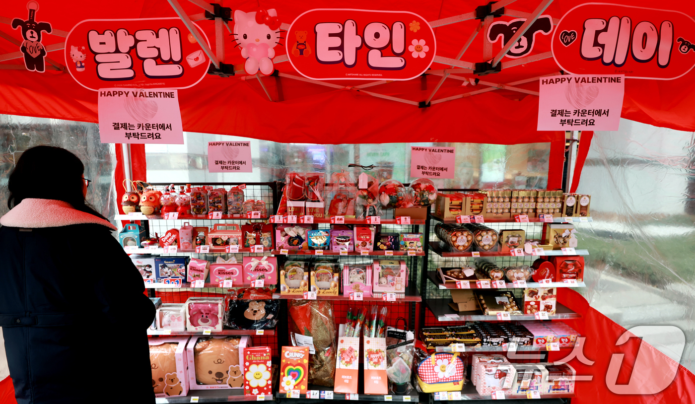 (서울=뉴스1) 이호윤 기자 = 발렌타인데이를 이틀 앞둔 12일 서울에 한 편의점 앞에 초콜릿 상품들이 진열돼 있다. 2026.2.12/뉴스1