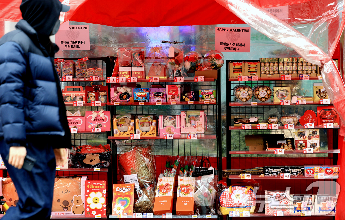 (서울=뉴스1) 이호윤 기자 = 발렌타인데이를 이틀 앞둔 12일 서울에 한 편의점 앞에 초콜릿 상품들이 진열돼 있다. 2026.2.12/뉴스1