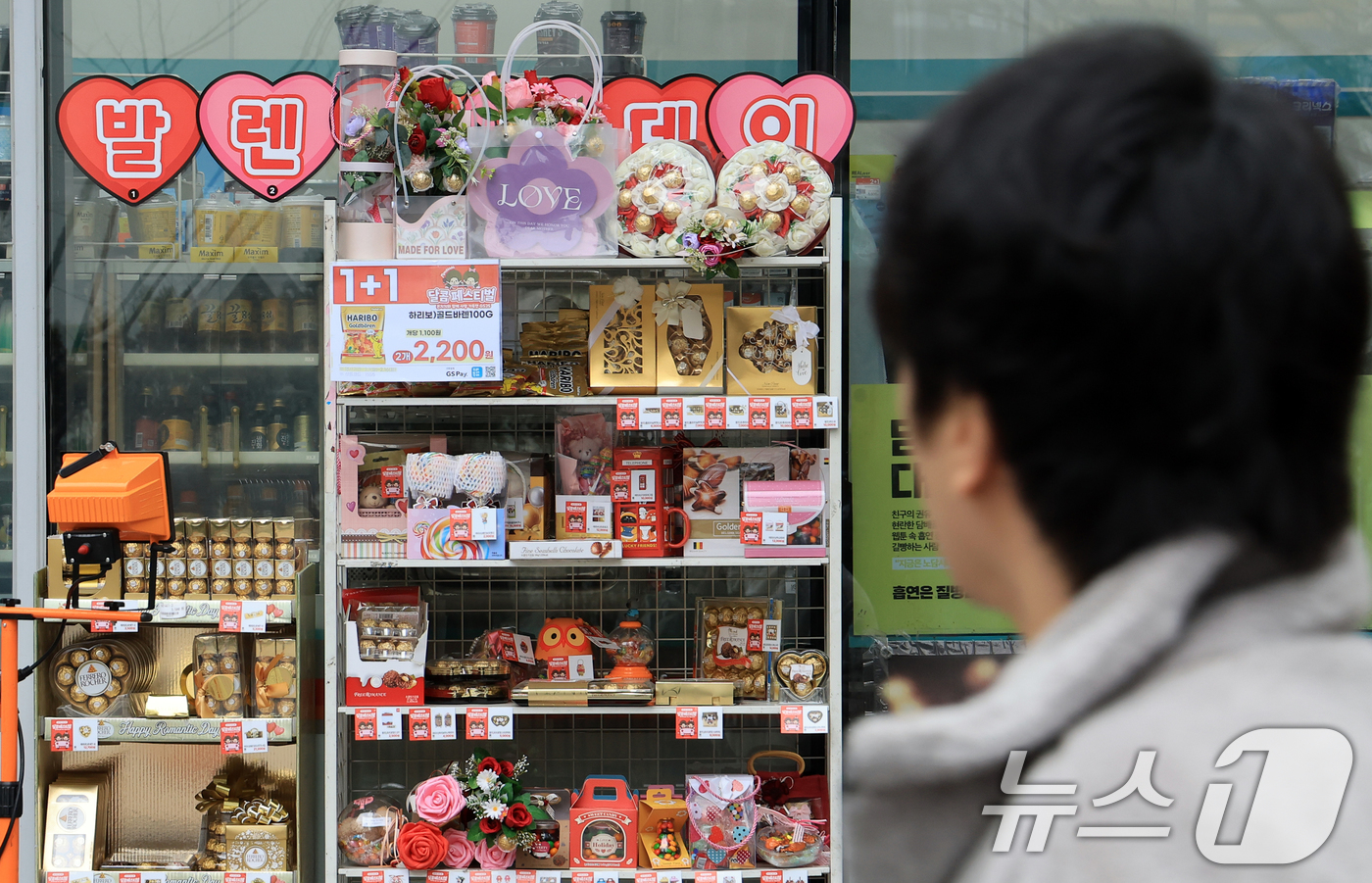 (서울=뉴스1) 이호윤 기자 = 발렌타인데이를 이틀 앞둔 12일 서울에 한 편의점 앞에 초콜릿 상품들이 진열돼 있다. 2026.2.12/뉴스1