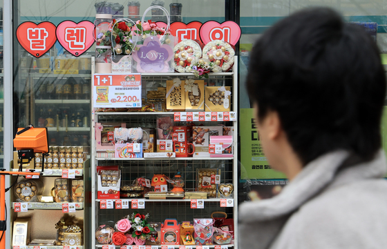 발렌타인데이 앞두고 편의점 앞에 진열된 초콜릿들