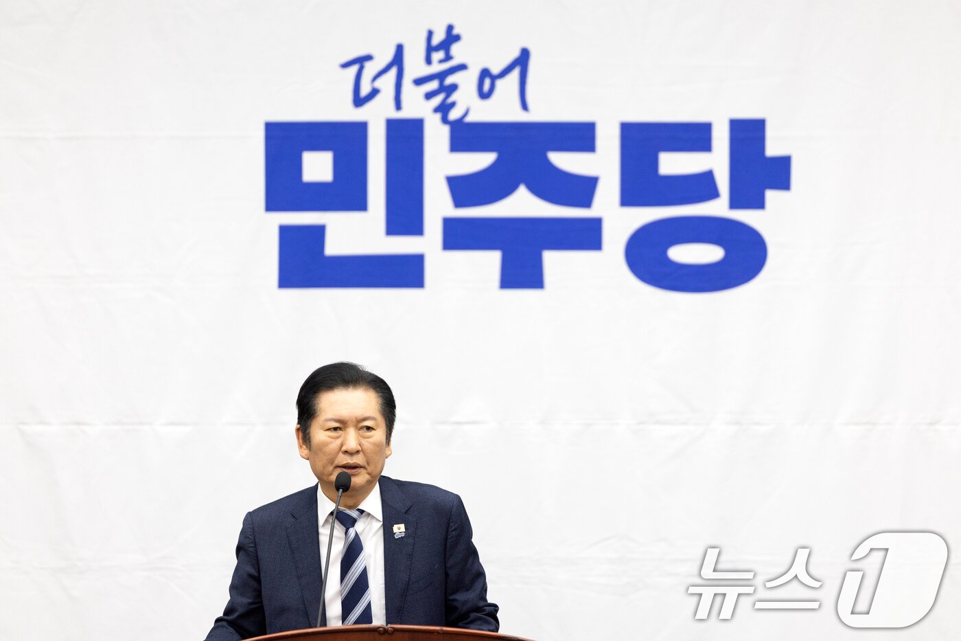 본문 이미지 - 지난 12일 서울 여의도 국회에서 열린 더불어민주당 의원총회에서 정청래 대표가 모두발언하고 있다. 2026.2.12 ⓒ 뉴스1 이승배 기자