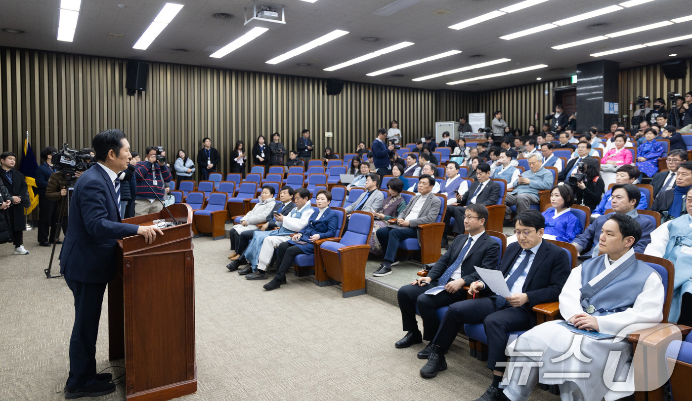 (서울=뉴스1) 이승배 기자 = 12일 서울 여의도 국회에서 열린 더불어민주당 의원총회에서 정청래 대표가 모두발언하고 있다. 2026.2.12/뉴스1