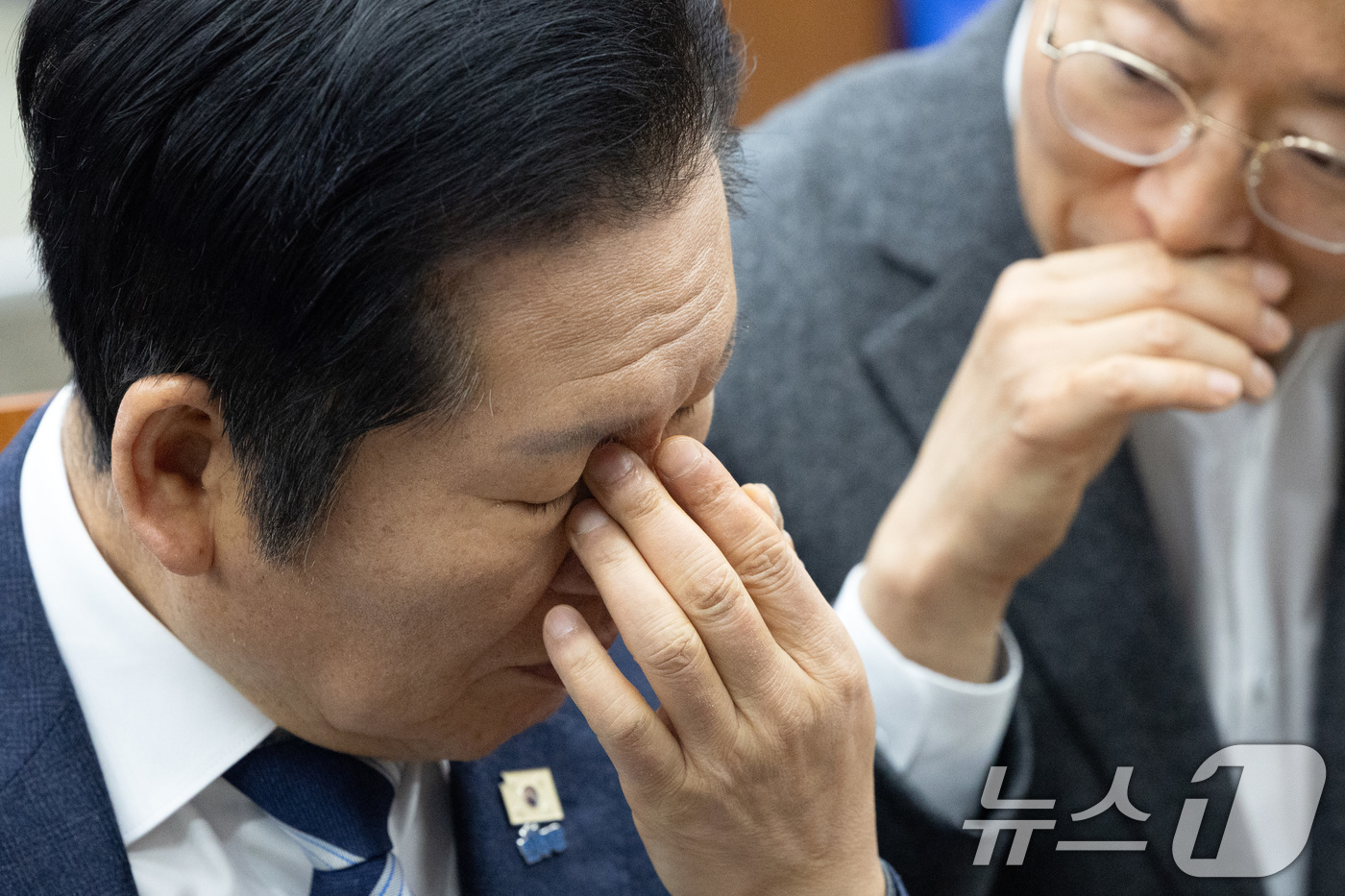 (서울=뉴스1) 이승배 기자 = 12일 서울 여의도 국회에서 열린 더불어민주당 의원총회에서 정청래 대표가 눈가를 만지고 있다. 2026.2.12/뉴스1