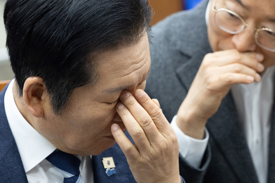 눈가 만지는 정청래 대표