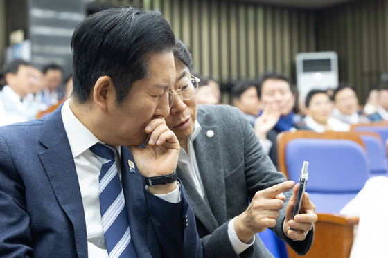 대화하는 정청래 대표와 최기상 수석사무부총장