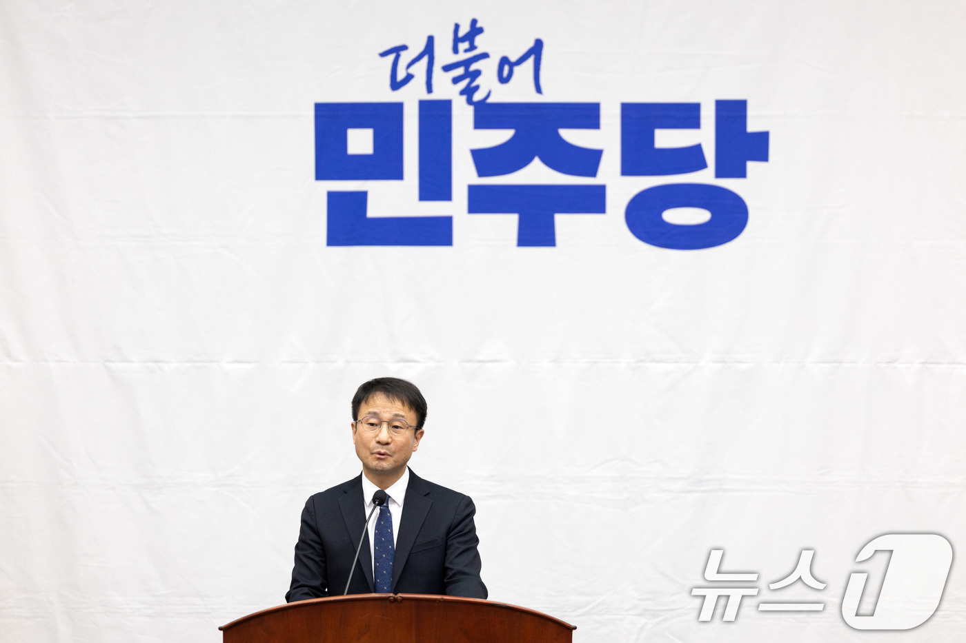 (서울=뉴스1) 이승배 기자 = 12일 서울 여의도 국회에서 열린 더불어민주당 의원총회에서 한병도 원내대표가 모두발언하고 있다. 2026.2.12/뉴스1