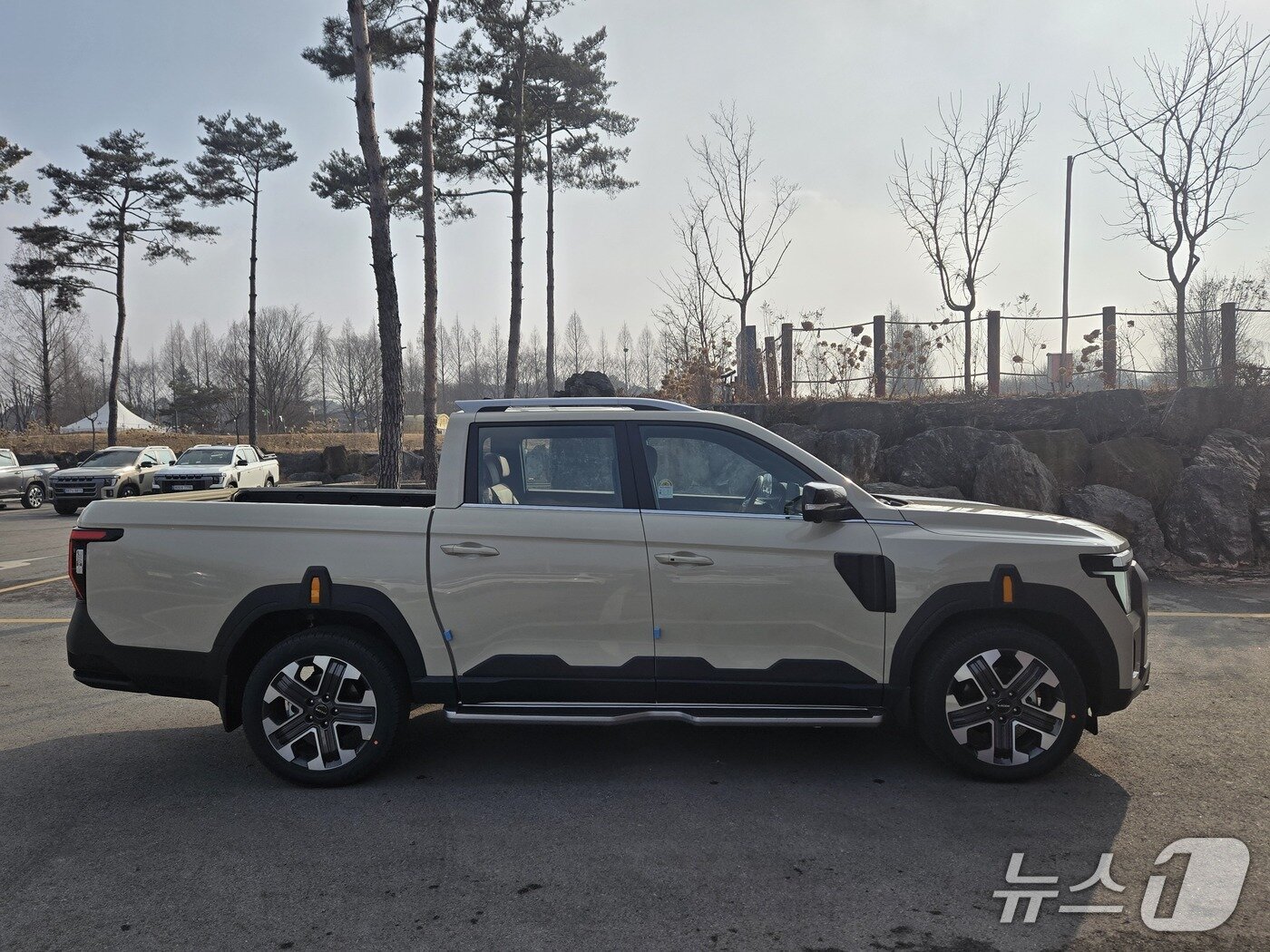 본문 이미지 - KG모빌리티(KGM)의 준대형 픽업 '무쏘'의 그랜드 스타일 패키지 측면 모습. 2026.02.12/뉴스1 김성식 기자