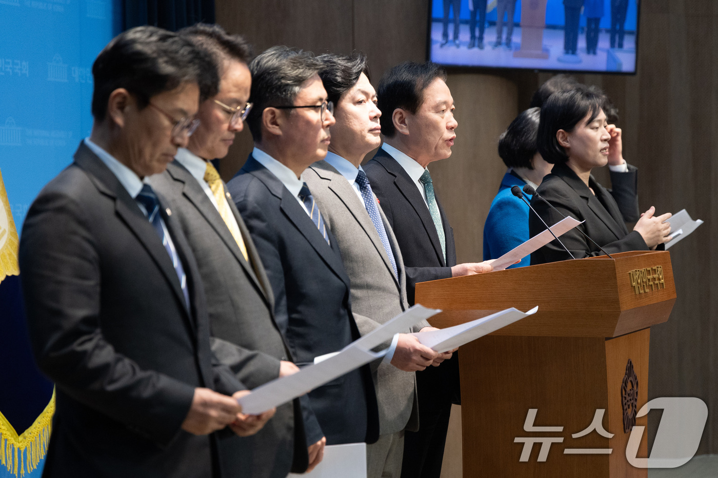 (서울=뉴스1) 이승배 기자 = 정태호 더불어민주당 의원을 비롯한 대미투자특별법 특별위원들이 12일 서울 여의도 국회 소통관에서 국민의힘이 법제사법위원회 상황을 이유로 회의 비공개 …