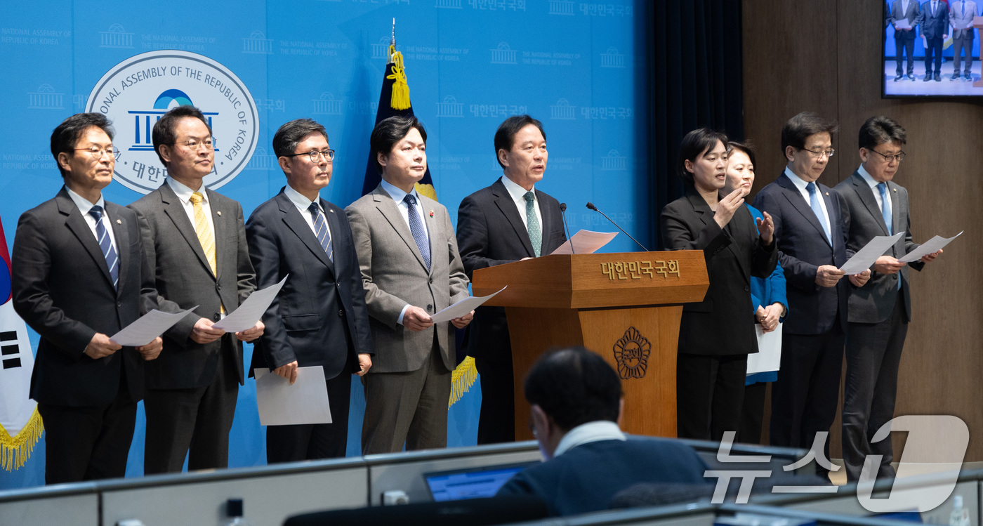 (서울=뉴스1) 이승배 기자 = 정태호 더불어민주당 의원을 비롯한 대미투자특별법 특별위원들이 12일 서울 여의도 국회 소통관에서 국민의힘이 법제사법위원회 상황을 이유로 회의 비공개 …