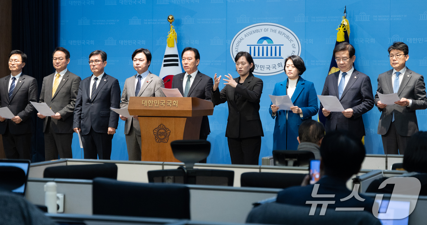 (서울=뉴스1) 이승배 기자 = 정태호 더불어민주당 의원을 비롯한 대미투자특별법 특별위원들이 12일 서울 여의도 국회 소통관에서 국민의힘이 법제사법위원회 상황을 이유로 회의 비공개 …