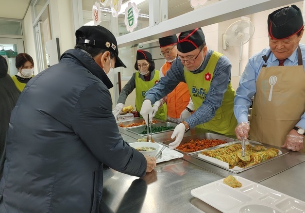 보훈부 서울청·한화시스템, 국가유공자에 명절 음식 대접