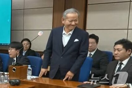 본문 이미지 - 이상민 전 행정안전부 장관이 12일 서울중앙지방법원에서 열린 내란 중요임무 종사 등 혐의 1심 선고 공판에 출석해 재판부로부터 징역 7년을 선고를 받고 미소를 짓고 있다. (서울중앙지법 제공. 재판매 및 DB 금지) 2026.2.12 ⓒ 뉴스1