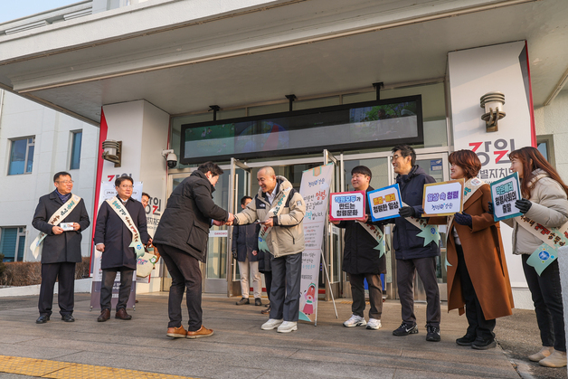 "굿모닝 청렴"…김진태 지사 등 강원도청 직원들, 출근길 소통 캠페인