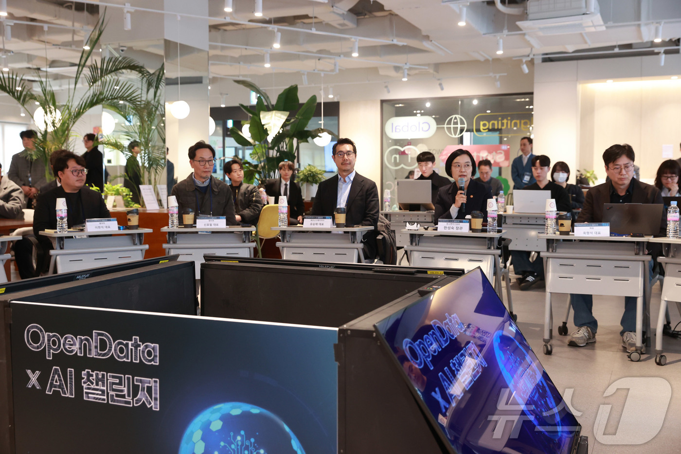 (서울=뉴스1) = 한성숙 중소벤처기업부 장관이 12일 서울 강남구 글로벌스타트업센터에서 열린 ‘OpenData X AI 챌린지 스타트업 간담회’에서 인사말을 하고 있다. (중소벤 …