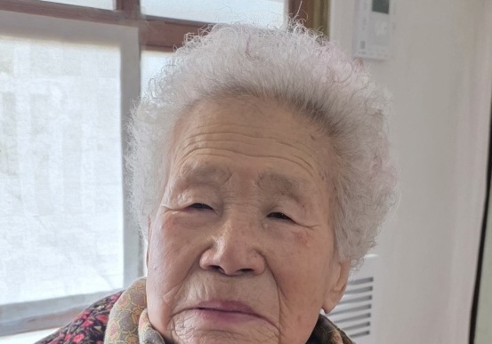 "똑띠 잘 배웠데이" 산청 성인문해교육 졸업한 94세 할머니