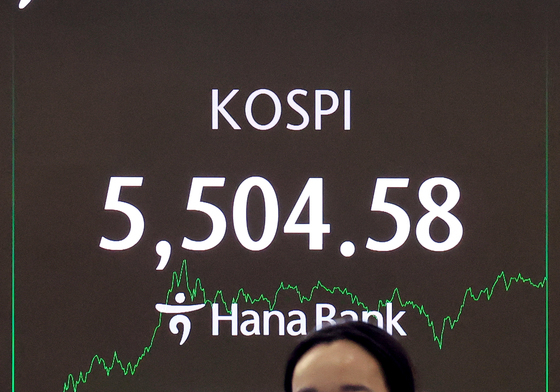 사상 첫 장중 5,500포인트 돌파한 코스피