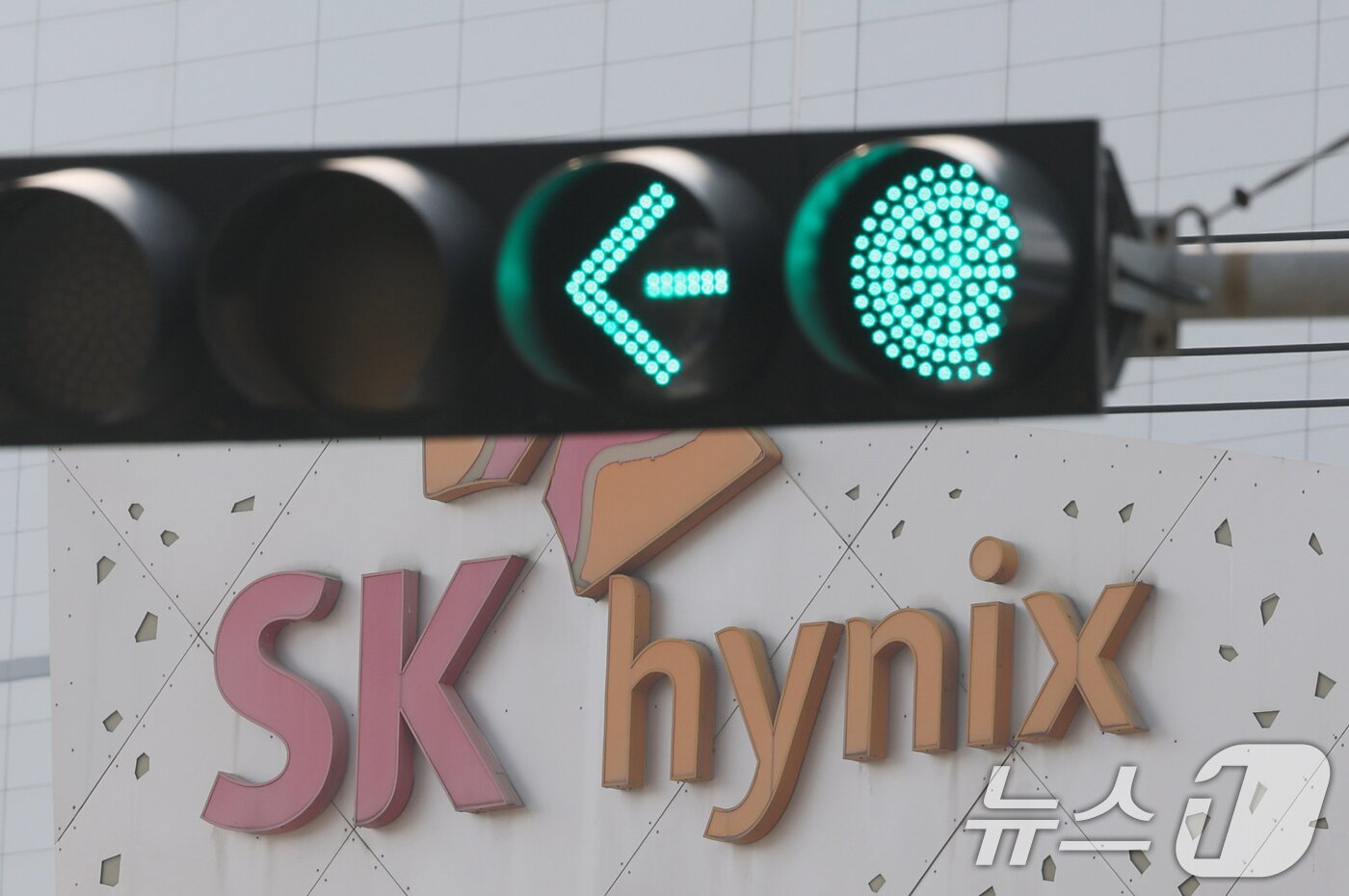 본문 이미지 -  사진은 경기 이천시 SK하이닉스 본사의 모습. 2026.2.12 ⓒ 뉴스1 김영운 기자
