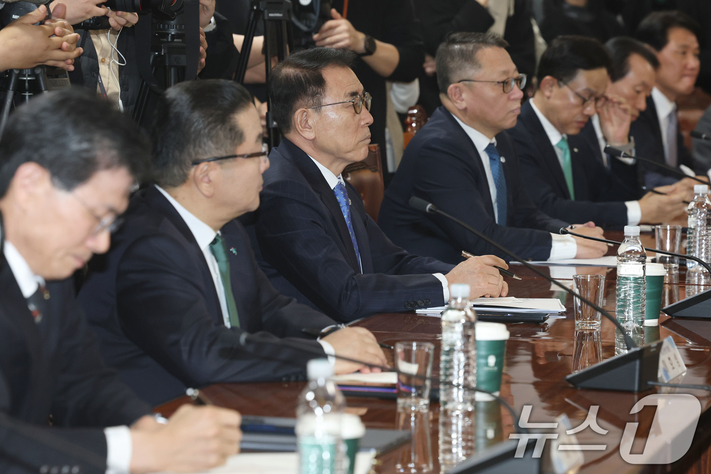 (서울=뉴스1) 이광호 기자 = 12일 오후 서울 중구 은행회관에서 열린 금융감독원장과 은행장 간담회에서 조용병 은행연합회장을 비롯한 은행장들이 이찬진 금감원장의 발언을 듣고 있다 …