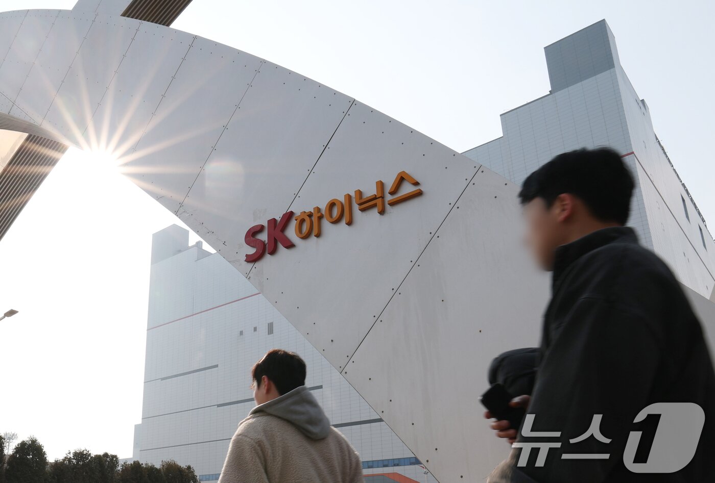 본문 이미지 - 사진은  경기 이천시 SK하이닉스 본사의 모습. 2026.2.12 ⓒ 뉴스1 김영운 기자