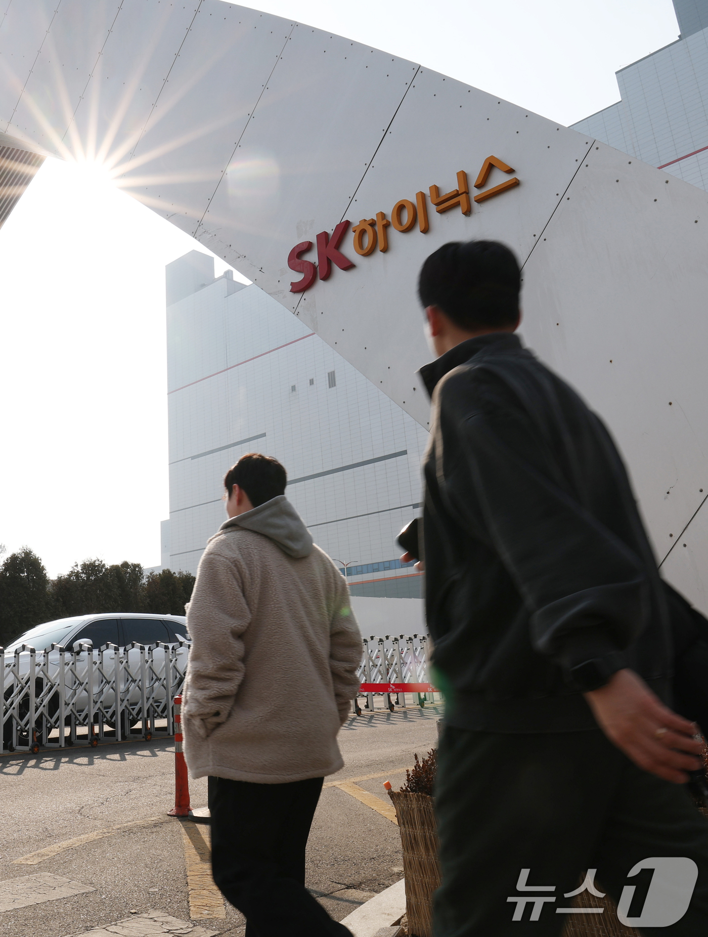 (이천=뉴스1) 김영운 기자 = 대법원이 12일 오전 SK하이닉스 퇴직자 A 씨와 B 씨가 SK하이닉스를 상대로 낸 퇴직금 청구 소송 상고심에서 A·B 씨의 상고를 기각하고 원고패 …