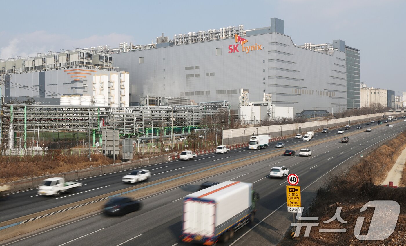 본문 이미지 - 사진은  경기 이천시 SK하이닉스 본사의 모습. 2026.2.12 ⓒ 뉴스1 김영운 기자