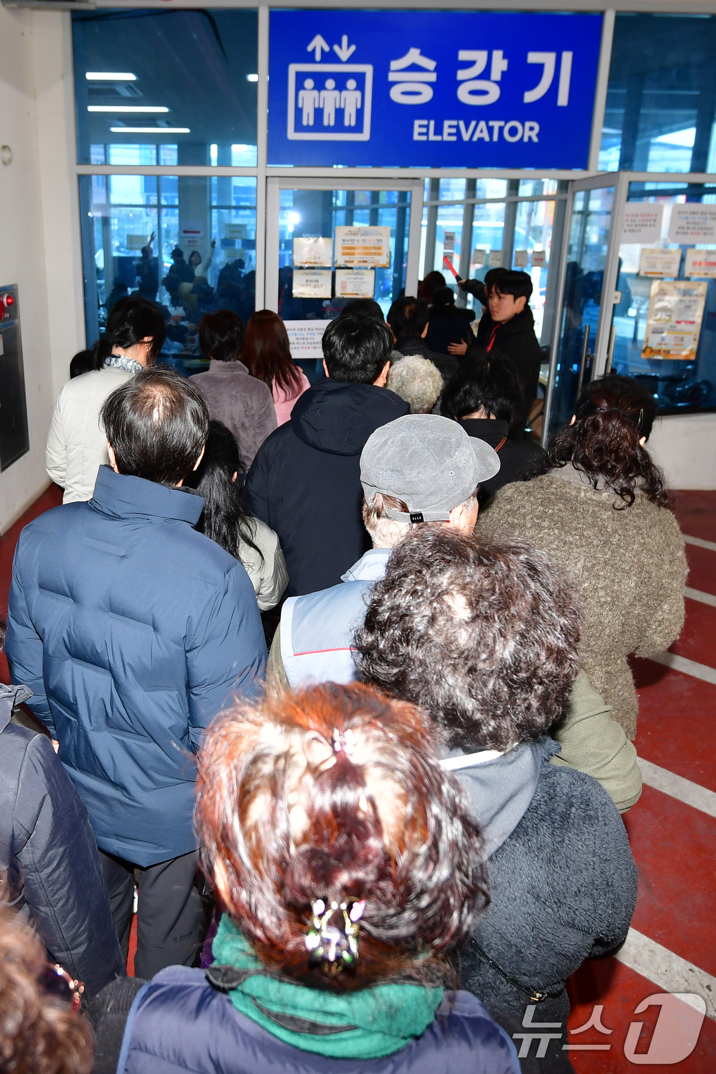 (포항=뉴스1) 최창호 기자 = 12일 경북 포항시 죽도시장에 마련된 온누리상품권 환급 행사장에서 시민들이  환급을 받기 위해 줄을 서서 기다리고 있다.경북도는 오는 14일까지 도 …