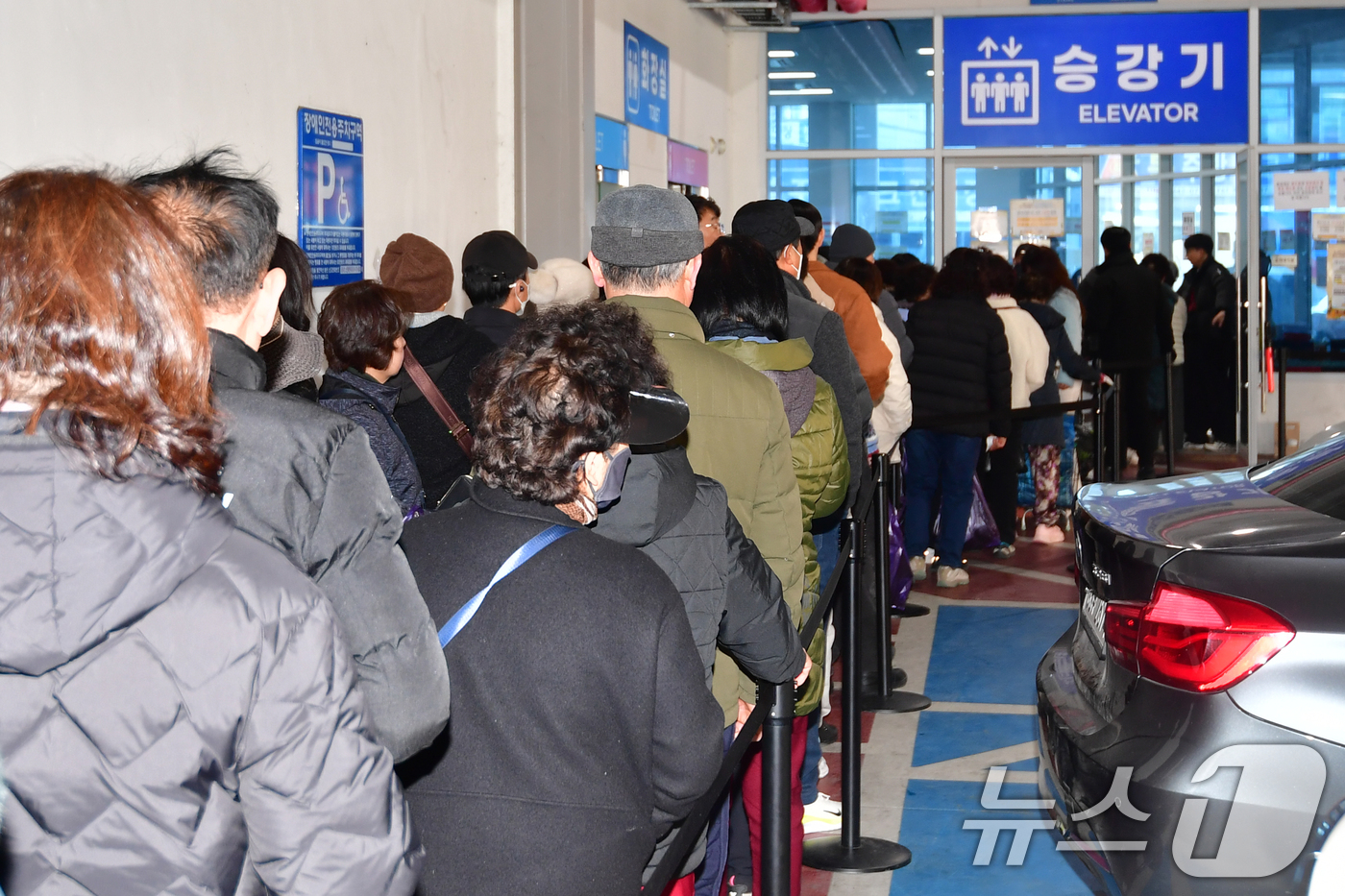 (포항=뉴스1) 최창호 기자 = 12일 경북 포항시 죽도시장에 마련된 온누리상품권 환급 행사장에서 시민들이  환급을 받기 위해 줄을 서서 기다리고 있다.경북도는 오는 14일까지 도 …