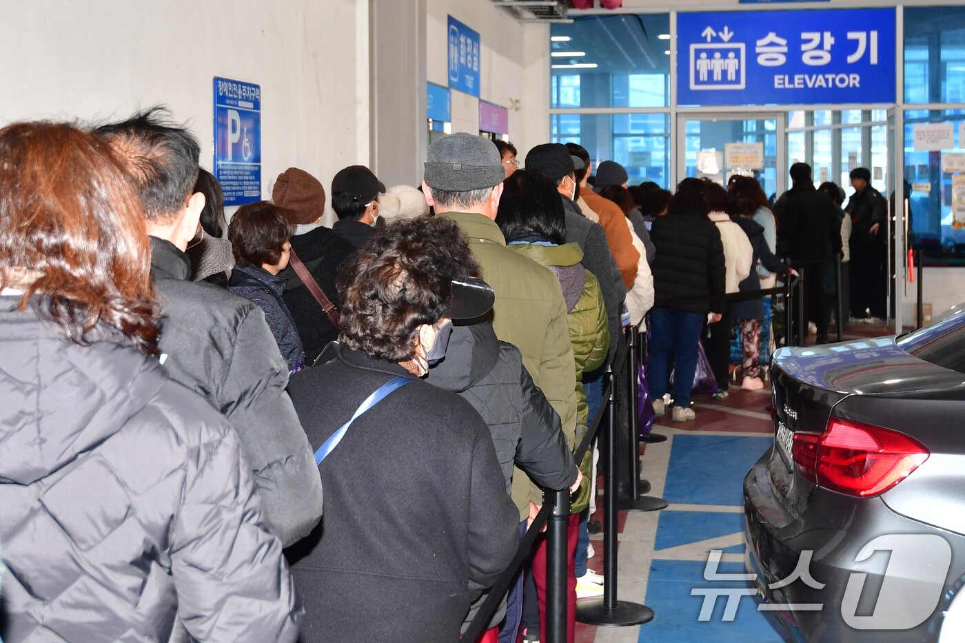 본문 이미지 - 경북 포항시 죽도시장에 마련된 온누리상품권 환급 행사장에서 시민들이 환급을 받기 위해 줄을 서서 기다리고 있다.  2026.2.12 ⓒ 뉴스1 최창호 기자