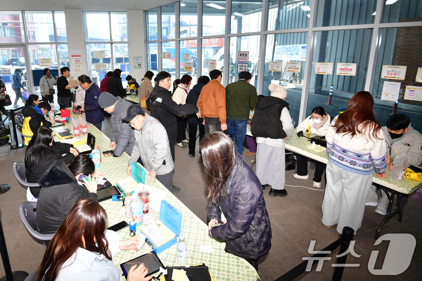 (포항=뉴스1) 최창호 기자 = 12일 경북 포항시 죽도시장에 마련된 온누리상품권 환급 행사장에서 시민들이 환급을 받기 위해 줄을 서서 기다리고 있다.경북도는 오는 14일까지 도 …